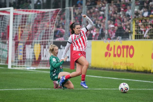Google Pixel Frauen-Bundesliga: SC Freiburg vs. SV Werder Bremen, 21.12.2025 Zweikampf zwischen Leela Egli (SC Freiburg, 20) und Chiara D Angelo (SV Werder Bremen, 2) Google Pixel Frauen-Bundesliga: SC Freiburg vs. SV Werder Bremen, Dreisamstadion, 21.12.2025 DFB DFL REGULATIONS PROHIBIT ANY USE OF PHOTOGRAPHS AS IMAGE SEQUENCES AND OR QUASI-VIDEO. Copyright: xBEAUTIFULxSPORTS Boscox