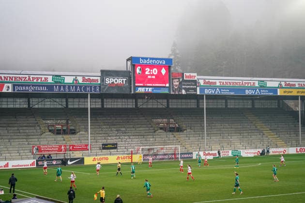 Deutschland, Freiburg, Europa, Dreisamstadion, Anzeigetafel, Spielstand 2:0, SC Freiburg Frauen führt, SV Werder Bremen Frauen, Frauenfußball, Google Pixel Frauen Bundesliga, 14. Spieltag, Heimspiel, Stadionübersicht, Tribüne, Winterwetter, Nebel, Flutlichtatmosphäre, laufendes Spiel, Spielfeld, Spielerinnen im Spiel, Schiedsrichter, Linienrichterin, Werbebanden, badenova, Rothaus, Lotto Baden-Württemberg, Fußballkultur Copyright: xJOERANxSTEINSIEKx