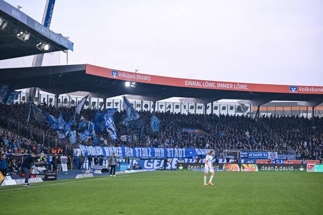 21.12.2025, Fussball, 2. Bundesliga, Saison 2025 2026, 17. Spieltag, Eintracht Braunschweig - FC Schalke 04, Banner S04 xRHR-FOTO YYx