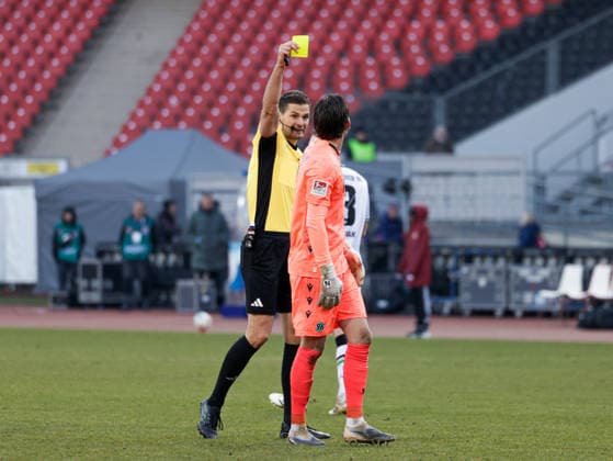 Deutschland: Fußball, 2. Bundesliga 2025 26, 17. Spieltag - 1 FC Nürnberg vs Hannover 96 - Max-Morlock Stadion (Nürnberg): Max Burda (Schiedsrichter Referee) Nahuel Noll (Hannover 96, 1)