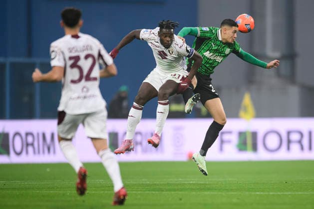 US Sassuolo v Torino FC - Serie A Duvan Zapata of Torino FC competes for a header with Jay Idzes of US Sassuolo during the Serie A football match between US Sassuolo and Torino FC. Reggio Emilia Italy Copyright: xNicolòxCampox