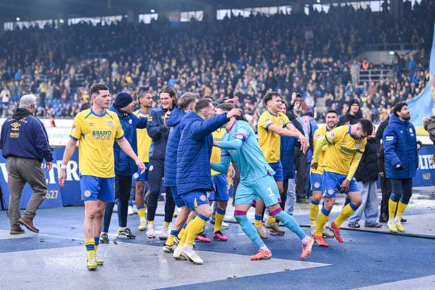 21.12.2025, Fussball, 2. Bundesliga, Saison 2025 2026, 17. Spieltag, Eintracht Braunschweig - FC Schalke 04, Eintracht Braunschweig feiert mit den Fans den Heimsieg, xRHR-FOTO YYx