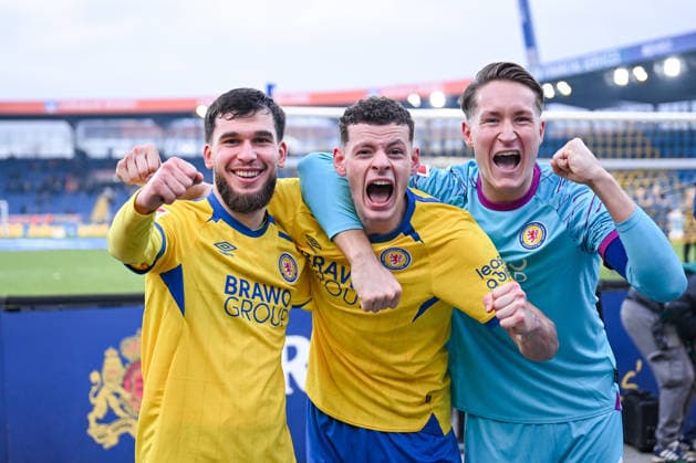 21.12.2025, Fussball, 2. Bundesliga, Saison 2025 2026, 17. Spieltag, Eintracht Braunschweig - FC Schalke 04, Mehmet Aydin (Eintracht Braunschweig) , Erencan Yardimci (Eintracht Braunschweig) , Ron-Thorben Hoffmann (Eintracht Braunschweig) xRHR-FOTO YYx *** 21 12 2025, Football, 2 Bundesliga, Season 2025 2026, Matchday 17, Eintracht Braunschweig FC Schalke 04, Mehmet Aydin Eintracht Braunschweig , Erencan Yardimci Eintracht Braunschweig , Ron Thorben Hoffmann Eintracht Braunschweig xRHR PHOTO YYx Copyright: KROEGER RHR-FOTOx RHR-FOTO YY