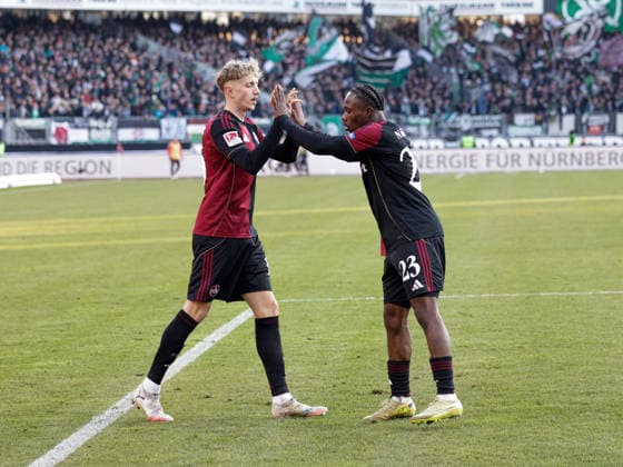 Deutschland: Fußball, 2. Bundesliga 2025 26, 17. Spieltag - 1 FC Nürnberg vs Hannover 96 - Max-Morlock Stadion (Nürnberg): Mohamed Ali Zoma (1. FC Nürnberg, 23) Tim Drexler (1. FC Nürnberg, 15)