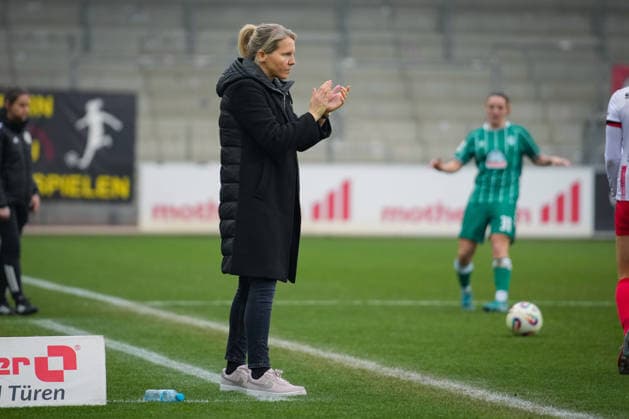 Fussball, Google Pixel Frauen-Bundesliga, 14 .Spieltag, 2025 2026, SC Freiburg vs. SV Werder Bremen, 21.12.2025, Dreisamstadion, Freiburg,: FRIEDERIKE KROMP (SV Werder Bremen, Trainerin ) Freiburg Dreisamstadion Baden-Württemberg Deutschland Copyright: xFINLEYxMÖRCHx