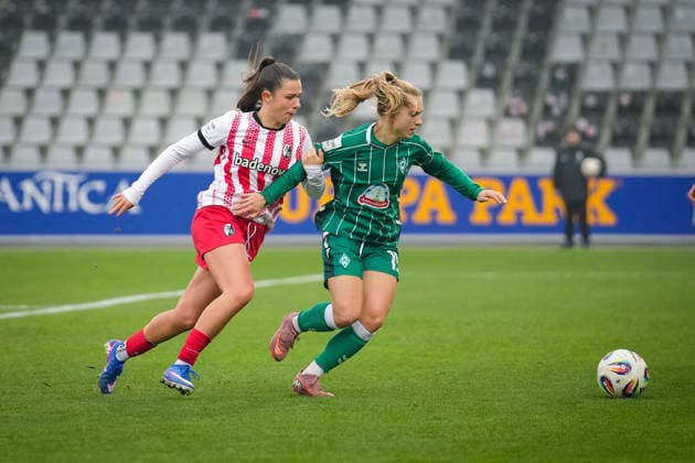 Fussball, Google Pixel Frauen-Bundesliga, 14 .Spieltag, 2025 2026, SC Freiburg vs. SV Werder Bremen, 21.12.2025, Dreisamstadion, Freiburg,: Leela Egli (SC Freiburg, Frauen 20) MICHELLE WEISS (SV Werder Bremen,15 ) Freiburg Dreisamstadion Baden-Württemberg Deutschland Copyright: xFINLEYxMÖRCHx