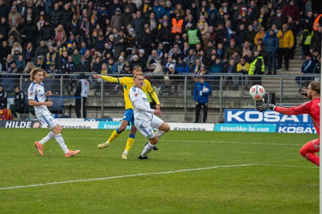 Deutschland, Fussball, 2. Bundesliga, 17.Spieltag 2025 2026: Eintracht Braunschweig - Schalke 04 am 21.12. in Braunschweig (Eintracht-Stadion): Sidi SanÃ (Eintracht Braunschweig 24) erzielt das 2:0.