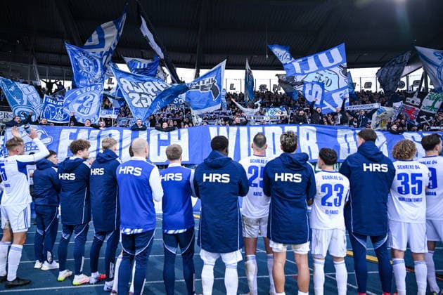 21.12.2025, Fussball, 2. Bundesliga, Saison 2025 2026, 17. Spieltag, Eintracht Braunschweig - FC Schalke 04, Die Spieler des FC Schalke 04 bedanken sich bei den Fans für die Unterstützung. xRHR-FOTO YYx