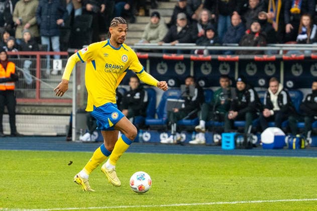 Deutschland, Fussball, 2. Bundesliga, 17.Spieltag 2025 2026: Eintracht Braunschweig - Schalke 04 am 21.12. in Braunschweig (Eintracht-Stadion): Sidi SanÃ (Eintracht Braunschweig 24) erzielt das 2:0.
