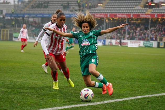 Deutschland: Fussball Google Pixel Frauen Bundesliga 2025 26, 14. Spieltag - SC Freiburg vs SV Werder Bremen - Dreisamstadion (Freiburg): Amira Arfaoui (Werder Bremen Frauen, 8) und Nicole Ojukwu (SC Freiburg Frauen, 6) Copyright: xJOERANxSTEINSIEKx