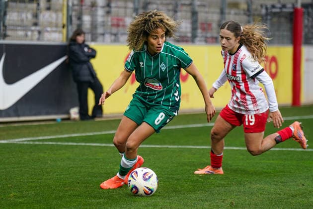 Deutschland: Fussball Google Pixel Frauen Bundesliga 2025 26, 14. Spieltag - SC Freiburg vs SV Werder Bremen - Dreisamstadion (Freiburg): Amira Arfaoui (Werder Bremen Frauen, 8) Nia Szenk (SC Freiburg Frauen, 19) Copyright: xJOERANxSTEINSIEKx