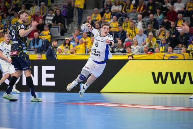 RECORD DATE NOT STATED Szene mit Steven Plucnar Jacobsen (9; Rhein Neckar Löwen) und Dominik Axmann (15; HSV Hamburg) Steven Plucnar Jacobsen (9; Rhein Neckar Löwen) und Dominik Axmann (15; HSV Hamburg) in Aktion