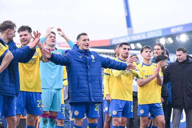 21.12.2025, Fussball, 2. Bundesliga, Saison 2025 2026, 17. Spieltag, Eintracht Braunschweig - FC Schalke 04, Eintracht Braunschweig feiert mit den Fans den Heimsieg, Sven Köhler (Eintracht Braunschweig) xRHR-FOTO YYx