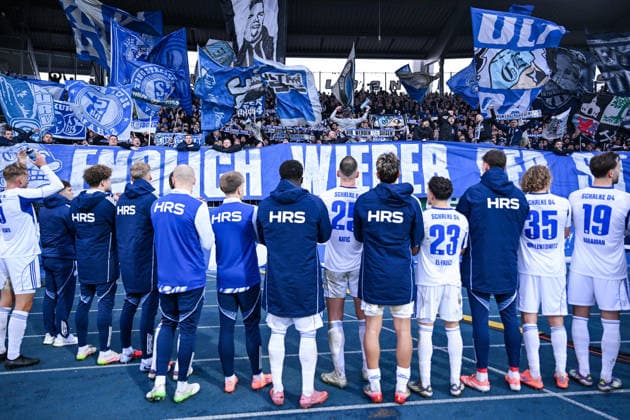 21.12.2025, Fussball, 2. Bundesliga, Saison 2025 2026, 17. Spieltag, Eintracht Braunschweig - FC Schalke 04, Die Spieler des FC Schalke 04 bedanken sich bei den Fans für die Unterstützung. xRHR-FOTO YYx