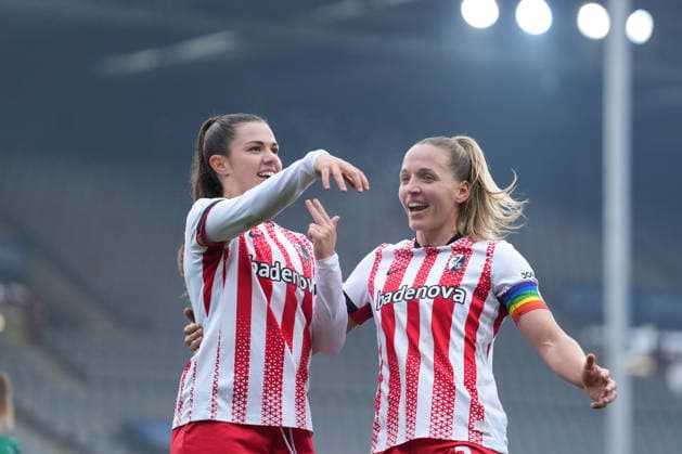 Leela Egli (SC Freiburg, 20) Torjubel, Emotionen, Jubel, Torerfolg, Abschluss, Treffer, Lisa Karl (SC Freiburg, 02) , Deutschland, Fussball, GooglePixel Frauen-Bundesliga, 14.Spieltag, 2025 2026, SC Freiburg vs. SV Werder Bremen, 21.12.2025, Dreisamstadion, Freiburg, Deutschland DFB REGULATIONS PROHIBIT ANY USE OF PHOTOGRAPHS AS IMAGE SEQUENCES AND OR QUASI-VIDEO. Freiburg Dreisamstadion Baden-Wuerttemberg Deutschland Copyright: xArnexAmbergx