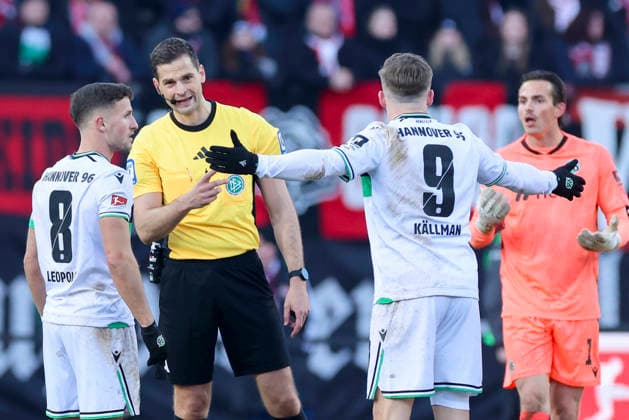 Enzo Leopold (Hannover 96), Schiedsrichter Dr. Max Burda und Benjamin Kaellmann (Hannover 96) unterhalten sich, 2. Bundesliga, 1. FC Nürnberg v Hannover 96, Max-Morlock-Stadion am 21. December 2025 in Nürnberg, Deutschland. (Foto von Marco Steinbrenner DeFodi Images) Enzo Leopold (Hannover 96), Schiedsrichter Dr. Max Burda und Benjamin Kaellmann (Hannover 96) talk together, 2. Bundesliga, 1. FC Nürnberg v Hannover 96, Max-Morlock-Stadion, December 21, 2025 in Nürnberg, Germany. (Photo by Marco Steinbrenner DeFodi Images) -