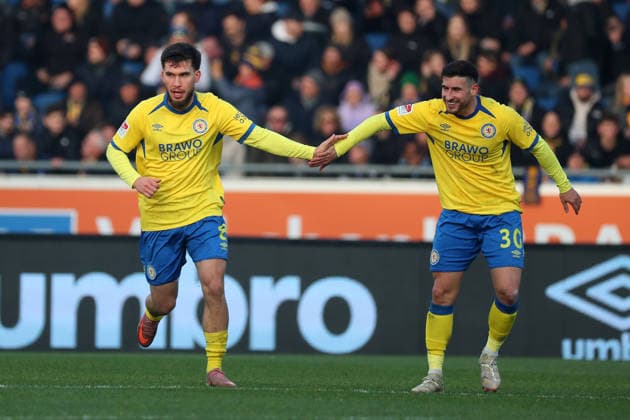 Braunschweig vs. Schalke 04, 2. BL Braunschweig, 21.12.2025, FUßBALL - Eintracht Braunschweig vs. FC Schalke 04, 2. BL, Saison 2025 26. Mehmet Can Aydin (Eintracht Braunschweig) jubelt mit Robin Heußer (Eintracht Braunschweig) nach seinem Tor zum 1:0 Braunschweig