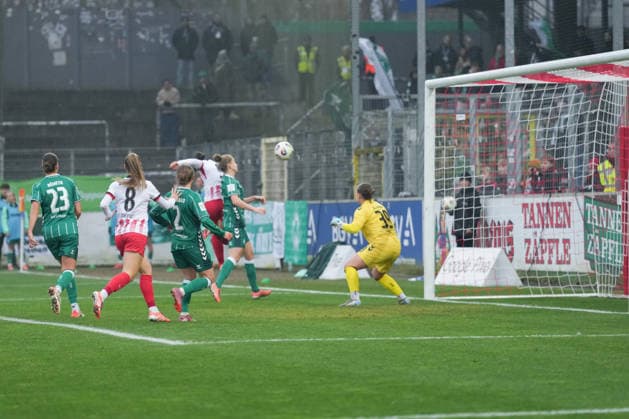 Google Pixel Frauen-Bundesliga: SC Freiburg vs. SV Werder Bremen, 21.12.2025 Svenja Fölmli (SC Freiburg, 9) mit ihrem Kopfballtor zum 3:0 Google Pixel Frauen-Bundesliga: SC Freiburg vs. SV Werder Bremen, Dreisamstadion, 21.12.2025 DFB DFL REGULATIONS PROHIBIT ANY USE OF PHOTOGRAPHS AS IMAGE SEQUENCES AND OR QUASI-VIDEO. Copyright: xBEAUTIFULxSPORTS Boscox