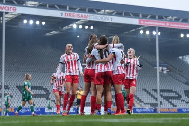 Leela Egli (SC Freiburg, 20) Torjubel, Emotionen, Jubel, Torerfolg, Abschluss, Treffer , Deutschland, Fussball, GooglePixel Frauen-Bundesliga, 14.Spieltag, 2025 2026, SC Freiburg vs. SV Werder Bremen, 21.12.2025, Dreisamstadion, Freiburg, Deutschland DFB REGULATIONS PROHIBIT ANY USE OF PHOTOGRAPHS AS IMAGE SEQUENCES AND OR QUASI-VIDEO. Freiburg Dreisamstadion Baden-Wuerttemberg Deutschland Copyright: xArnexAmbergx