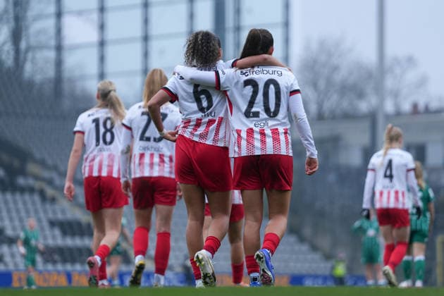 Nicole Ojukwu (SC Freiburg, 06), Leela Egli (SC Freiburg, 20) Torjubel, Emotionen, Jubel, Torerfolg, Abschluss, Treffer , Deutschland, Fussball, GooglePixel Frauen-Bundesliga, 14.Spieltag, 2025 2026, SC Freiburg vs. SV Werder Bremen, 21.12.2025, Dreisamstadion, Freiburg, Deutschland DFB REGULATIONS PROHIBIT ANY USE OF PHOTOGRAPHS AS IMAGE SEQUENCES AND OR QUASI-VIDEO. Freiburg Dreisamstadion Baden-Wuerttemberg Deutschland Copyright: xArnexAmbergx