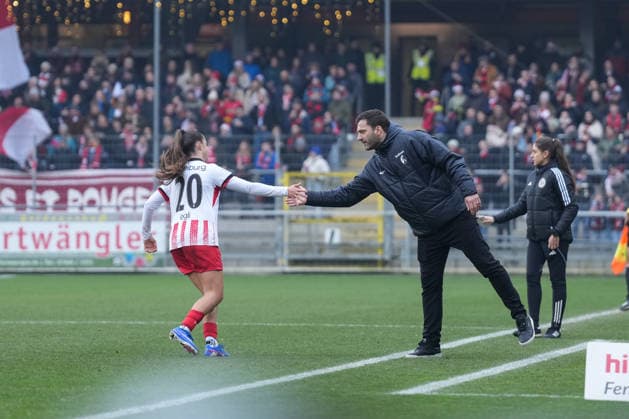 Leela Egli (SC Freiburg, 20) und Edmond Kapllani (SC Freiburg, Trainer) Torjubel, Emotionen, Jubel, Torerfolg, Abschluss, Treffer , Deutschland, Fussball, GooglePixel Frauen-Bundesliga, 14.Spieltag, 2025 2026, SC Freiburg vs. SV Werder Bremen, 21.12.2025, Dreisamstadion, Freiburg, Deutschland DFB REGULATIONS PROHIBIT ANY USE OF PHOTOGRAPHS AS IMAGE SEQUENCES AND OR QUASI-VIDEO. Freiburg Dreisamstadion Baden-Wuerttemberg Deutschland Copyright: xArnexAmbergx