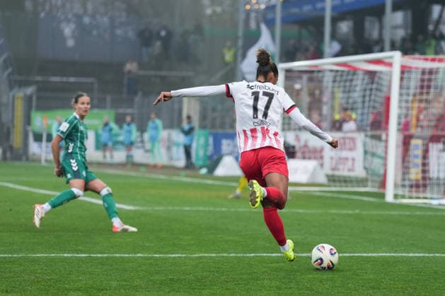 Google Pixel Frauen-Bundesliga: SC Freiburg vs. SV Werder Bremen, 21.12.2025 Aurélie Csillag (SC Freiburg, 17) mit einer Flanke Google Pixel Frauen-Bundesliga: SC Freiburg vs. SV Werder Bremen, Dreisamstadion, 21.12.2025 DFB DFL REGULATIONS PROHIBIT ANY USE OF PHOTOGRAPHS AS IMAGE SEQUENCES AND OR QUASI-VIDEO. Copyright: xBEAUTIFULxSPORTS Boscox