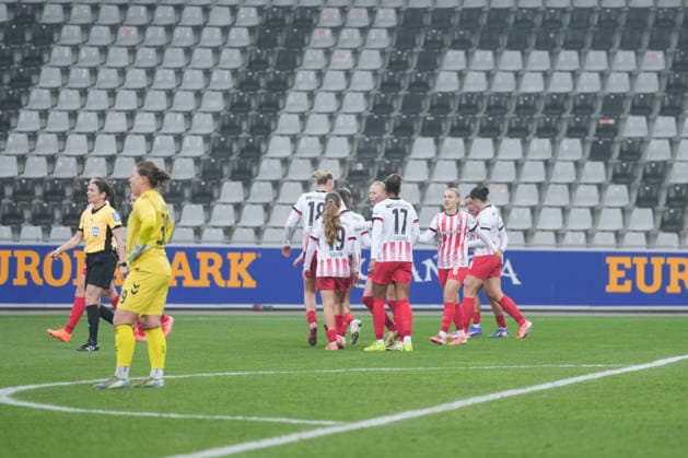 Google Pixel Frauen-Bundesliga: SC Freiburg vs. SV Werder Bremen, 21.12.2025 Torjubel zum 3:0 durch Svenja Fölmli (SC Freiburg, 9) Google Pixel Frauen-Bundesliga: SC Freiburg vs. SV Werder Bremen, Dreisamstadion, 21.12.2025 DFB DFL REGULATIONS PROHIBIT ANY USE OF PHOTOGRAPHS AS IMAGE SEQUENCES AND OR QUASI-VIDEO. Copyright: xBEAUTIFULxSPORTS Boscox
