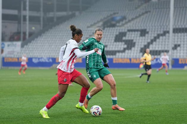 Google Pixel Frauen-Bundesliga: SC Freiburg vs. SV Werder Bremen, 21.12.2025 Aurélie Csillag (SC Freiburg, 17) im Zweikampf mit Medina Deöi? (SV Werder Bremen, 9) Google Pixel Frauen-Bundesliga: SC Freiburg vs. SV Werder Bremen, Dreisamstadion, 21.12.2025 DFB DFL REGULATIONS PROHIBIT ANY USE OF PHOTOGRAPHS AS IMAGE SEQUENCES AND OR QUASI-VIDEO. Copyright: xBEAUTIFULxSPORTS Boscox