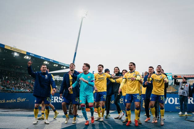 2. Bundesliga: Eintracht Braunschweig vs. FC Schalke 04, 13.12.2025 Eintracht Braunschweig jubelt zu der Kurve nach dem Sieg; Fußball, 2. Bundesliga, 17. Spieltag: Eintracht Braunschweig vs. FC Schalke 04 am 21.12.2025 im Eintracht-Stadion, Braunschweig DFL REGULATIONS PROHIBIT ANY USE OF PHOTOGRAPHS AS IMAGE SEQUENCES AND OR QUASI-VIDEO.