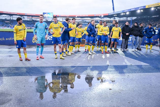 21.12.2025, Fussball, 2. Bundesliga, Saison 2025 2026, 17. Spieltag, Eintracht Braunschweig - FC Schalke 04, Eintracht Braunschweig feiert mit den Fans den Heimsieg, xRHR-FOTO YYx