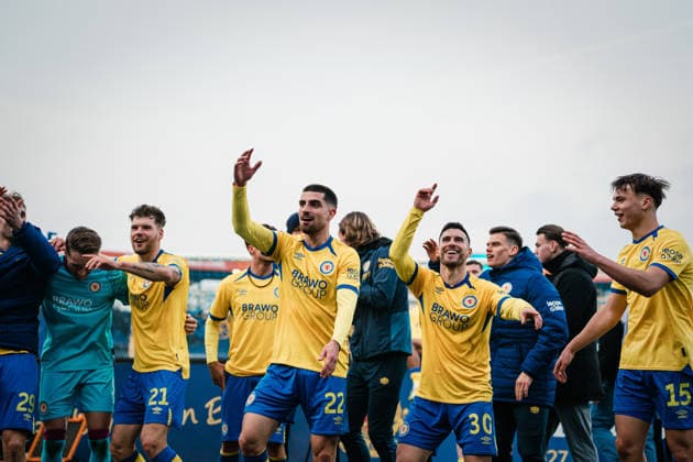 2. Bundesliga: Eintracht Braunschweig vs. FC Schalke 04, 13.12.2025 Eintracht Braunschweig jubelt zu der Kurve nach dem Sieg; Fußball, 2. Bundesliga, 17. Spieltag: Eintracht Braunschweig vs. FC Schalke 04 am 21.12.2025 im Eintracht-Stadion, Braunschweig DFL REGULATIONS PROHIBIT ANY USE OF PHOTOGRAPHS AS IMAGE SEQUENCES AND OR QUASI-VIDEO.