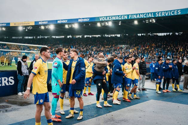 2. Bundesliga: Eintracht Braunschweig vs. FC Schalke 04, 13.12.2025 Eintracht Braunschweig jubelt zu der Kurve nach dem Sieg; Fußball, 2. Bundesliga, 17. Spieltag: Eintracht Braunschweig vs. FC Schalke 04 am 21.12.2025 im Eintracht-Stadion, Braunschweig DFL REGULATIONS PROHIBIT ANY USE OF PHOTOGRAPHS AS IMAGE SEQUENCES AND OR QUASI-VIDEO.