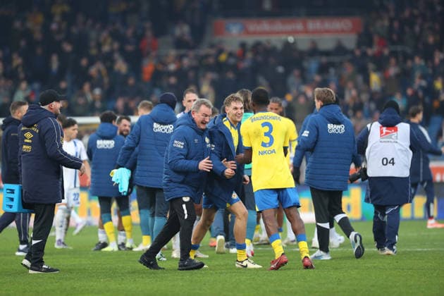 Braunschweig vs. Schalke 04, 2. BL Braunschweig, 21.12.2025, FUßBALL - Eintracht Braunschweig vs. FC Schalke 04, 2. BL, Saison 2025 26. Schlussjubel vor der Eintracht Braunschweig Fankurve. Braunschweig
