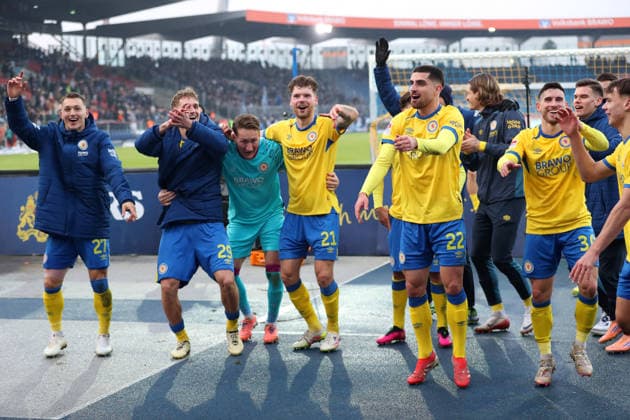 Braunschweig vs. Schalke 04, 2. BL Braunschweig, 21.12.2025, FUßBALL - Eintracht Braunschweig vs. FC Schalke 04, 2. BL, Saison 2025 26. Schlussjubel vor der Eintracht Braunschweig Fankurve. Braunschweig