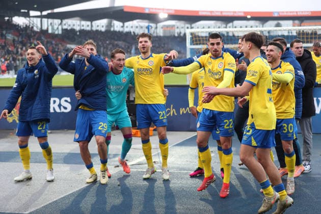 Braunschweig vs. Schalke 04, 2. BL Braunschweig, 21.12.2025, FUßBALL - Eintracht Braunschweig vs. FC Schalke 04, 2. BL, Saison 2025 26. Schlussjubel vor der Eintracht Braunschweig Fankurve. Braunschweig