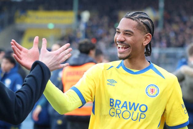 Braunschweig vs. Schalke 04, 2. BL Braunschweig, 21.12.2025, FUßBALL - Eintracht Braunschweig vs. FC Schalke 04, 2. BL, Saison 2025 26. Schlussjubel, Sidi SanÃ (Eintracht Braunschweig) Braunschweig