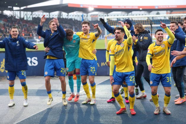 Braunschweig vs. Schalke 04, 2. BL Braunschweig, 21.12.2025, FUßBALL - Eintracht Braunschweig vs. FC Schalke 04, 2. BL, Saison 2025 26. Schlussjubel vor der Eintracht Braunschweig Fankurve. Braunschweig