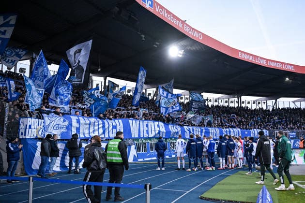 21.12.2025, Fussball, 2. Bundesliga, Saison 2025 2026, 17. Spieltag, Eintracht Braunschweig - FC Schalke 04, Die Spieler des FC Schalke 04 bedanken sich bei den Fans für die Unterstützung. xRHR-FOTO YYx
