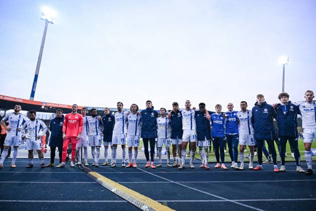 21.12.2025, Fussball, 2. Bundesliga, Saison 2025 2026, 17. Spieltag, Eintracht Braunschweig - FC Schalke 04, Die Spieler des FC Schalke 04 bedanken sich bei den Fans für die Unterstützung. xRHR-FOTO YYx