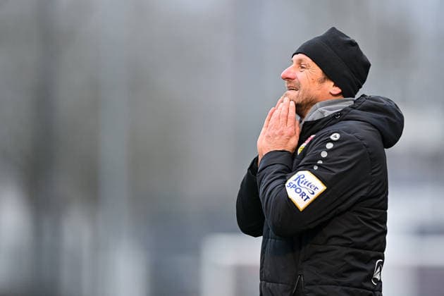 Trainer Heiko Gerber (VfB Stuttgart) enttaeuscht schauend, Enttaeuschung, Frustration, disappointed, pessimistisch., Einzelbild, Aktion, Action, 21.12.2025, München (Deutschland), Fussball,2. Frauen-Bundesliga, FC Bayern München II - VfB Stuttgart, DFB DFL REGULATIONS PROHIBIT ANY USE OF PHOTOGRAPHS AS IMAGE SEQUENCES AND OR QUASI-VIDEO.