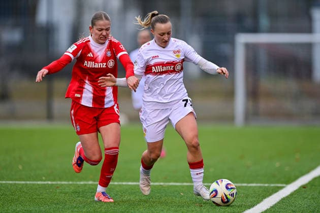 v.li.: Marie Gmeineder (FCB, 6) Leonie Schetter (Stuttgart, 77) im Zweikampf, Duell, duel, tackle, Dynamik, Action, Aktion, 21.12.2025, München (Deutschland), Fussball,2. Frauen-Bundesliga, FC Bayern München II - VfB Stuttgart, DFB DFL REGULATIONS PROHIBIT ANY USE OF PHOTOGRAPHS AS IMAGE SEQUENCES AND OR QUASI-VIDEO.