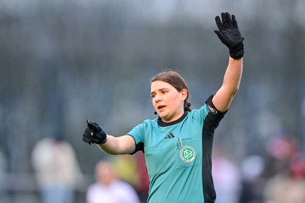 Anna-Lena Weiss (Schiedsrichterin) gibt Anweisungen, gestikuliert, mit den Armen gestikulieren, gives instructions, gesticulate, Einzelbild, Aktion, Action, 21.12.2025, München (Deutschland), Fussball,2. Frauen-Bundesliga, FC Bayern München II - VfB Stuttgart, DFB DFL REGULATIONS PROHIBIT ANY USE OF PHOTOGRAPHS AS IMAGE SEQUENCES AND OR QUASI-VIDEO.
