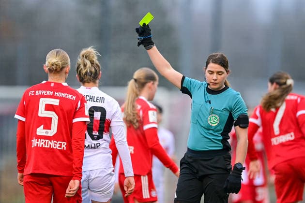 Anna-Lena Weiss (Schiedsrichterin) zeigt Jana Beuschlein (Stuttgart, 20) die Gelbe Karte, Verwarnung, yellow card, 21.12.2025, München (Deutschland), Fussball,2. Frauen-Bundesliga, FC Bayern München II - VfB Stuttgart, DFB DFL REGULATIONS PROHIBIT ANY USE OF PHOTOGRAPHS AS IMAGE SEQUENCES AND OR QUASI-VIDEO.