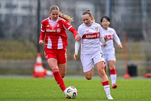 v.li.: Marie Gmeineder (FCB, 6) Leonie Schetter (Stuttgart, 77) im Zweikampf, Duell, duel, tackle, Dynamik, Action, Aktion, 21.12.2025, München (Deutschland), Fussball,2. Frauen-Bundesliga, FC Bayern München II - VfB Stuttgart, DFB DFL REGULATIONS PROHIBIT ANY USE OF PHOTOGRAPHS AS IMAGE SEQUENCES AND OR QUASI-VIDEO.