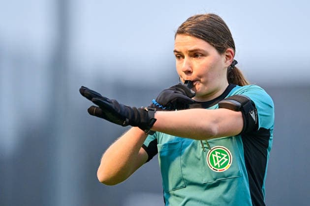 Anna-Lena Weiss (Schiedsrichterin) gibt Anweisungen, gestikuliert, mit den Armen gestikulieren, gives instructions, gesticulate, 21.12.2025, München (Deutschland), Fussball,2. Frauen-Bundesliga, FC Bayern München II - VfB Stuttgart, DFB DFL REGULATIONS PROHIBIT ANY USE OF PHOTOGRAPHS AS IMAGE SEQUENCES AND OR QUASI-VIDEO.