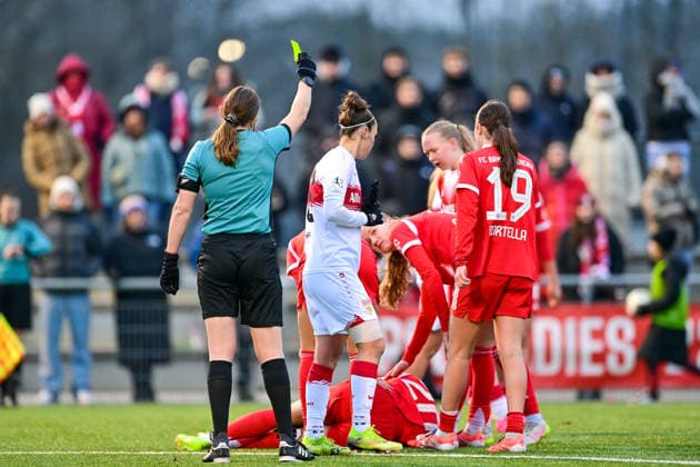 Anna-Lena Weiss (Schiedsrichterin) zeigt Nicole Billa (Stuttgart, 26) die Gelbe Karte, Verwarnung, yellow card, 21.12.2025, München (Deutschland), Fussball,2. Frauen-Bundesliga, FC Bayern München II - VfB Stuttgart, DFB DFL REGULATIONS PROHIBIT ANY USE OF PHOTOGRAPHS AS IMAGE SEQUENCES AND OR QUASI-VIDEO.