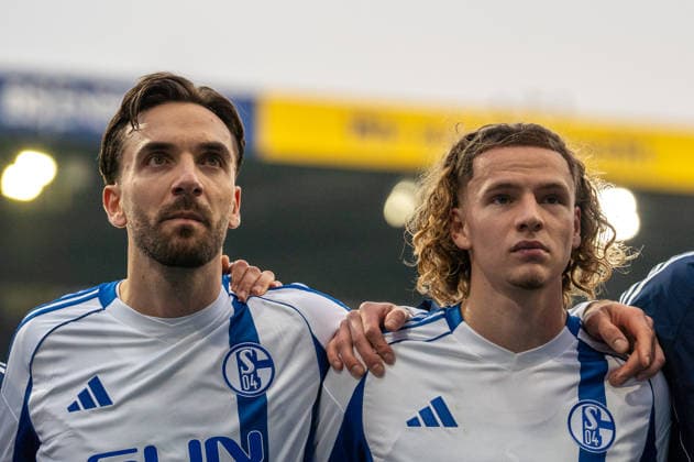 Deutschland, Fussball, 2. Bundesliga, 17.Spieltag 2025 2026: Eintracht Braunschweig - Schalke 04 am 21.12. in Braunschweig (Eintracht-Stadion): Kenan Karaman (FC Schalke 04 19) Mika Wallentowitz (FC Schalke 04 35) nach dem Spiel vor der Schalker Kurve.