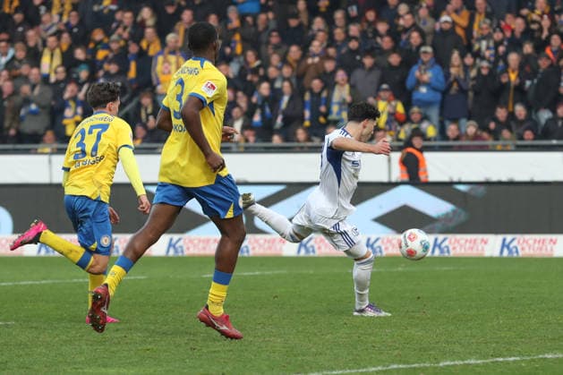 21.12.2025, xtgx, Fussball 2. Bundesliga, Eintracht Braunschweig - FC Schalke 04 v.l. Soufiane El Faouzi (Schalke, 23) schiesst Tor, schießt, Torschuetze, erzielt Tor, Treffer, scores the goal 2:1 (DFL DFB REGULATIONS PROHIBIT ANY USE OF PHOTOGRAPHS as IMAGE SEQUENCES and or QUASI-VIDEO) Braunschweig