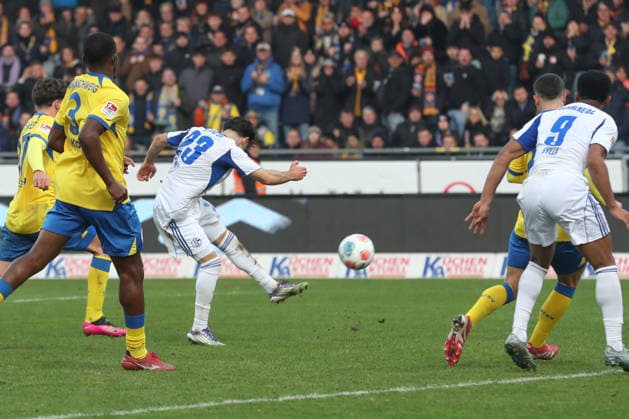 21.12.2025, xtgx, Fussball 2. Bundesliga, Eintracht Braunschweig - FC Schalke 04 v.l. Soufiane El Faouzi (Schalke, 23) schiesst Tor, schießt, Torschuetze, erzielt Tor, Treffer, scores the goal 2:1 (DFL DFB REGULATIONS PROHIBIT ANY USE OF PHOTOGRAPHS as IMAGE SEQUENCES and or QUASI-VIDEO) Braunschweig