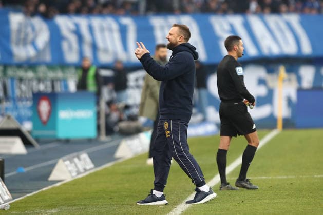 21.12.2025, xtgx, Fussball 2. Bundesliga, Eintracht Braunschweig - FC Schalke 04 v.l. Heiner Backhaus (Braunschweig, Trainer) Jubel ueber den Sieg, Jubel nach Spielende (DFL DFB REGULATIONS PROHIBIT ANY USE OF PHOTOGRAPHS as IMAGE SEQUENCES and or QUASI-VIDEO) Braunschweig